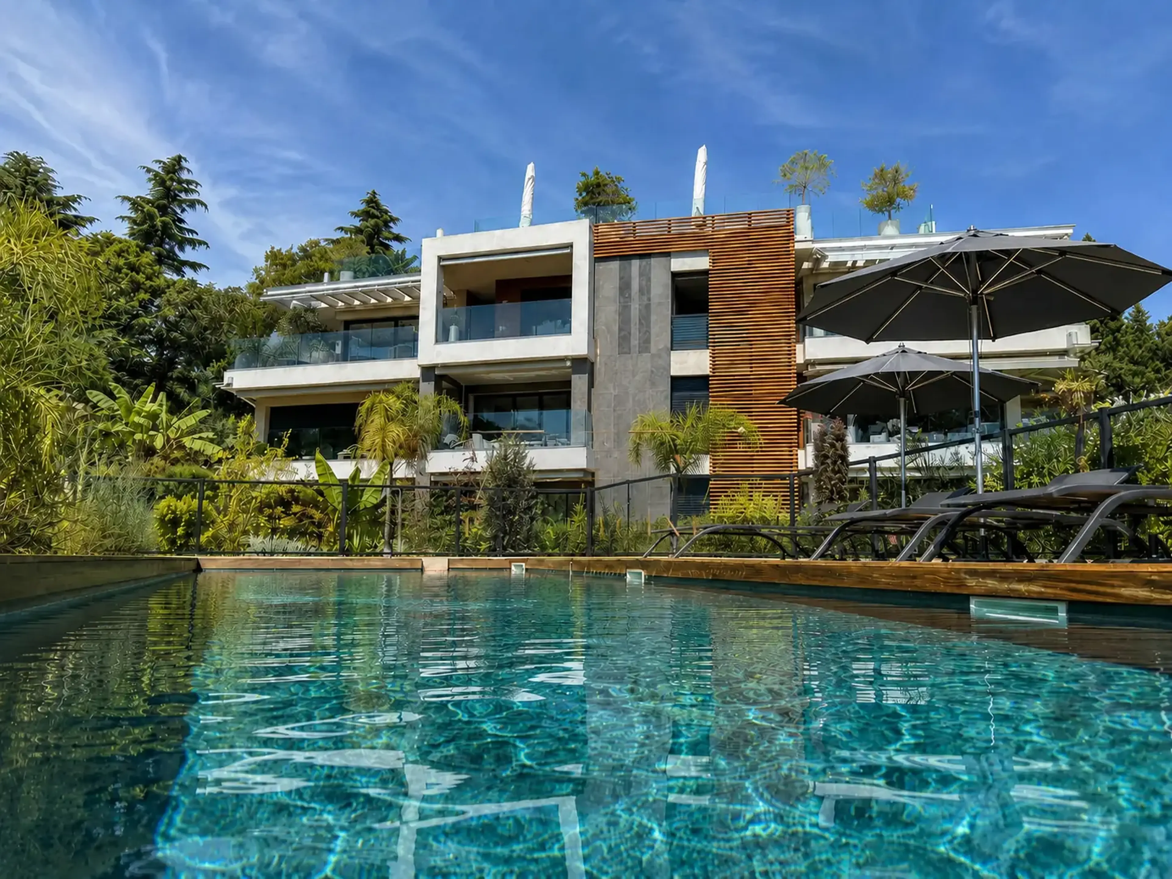 Rez-de-jardin esprit villa — Antibes · Terrasse couverte · Jardin paysager · Deux garages possibles