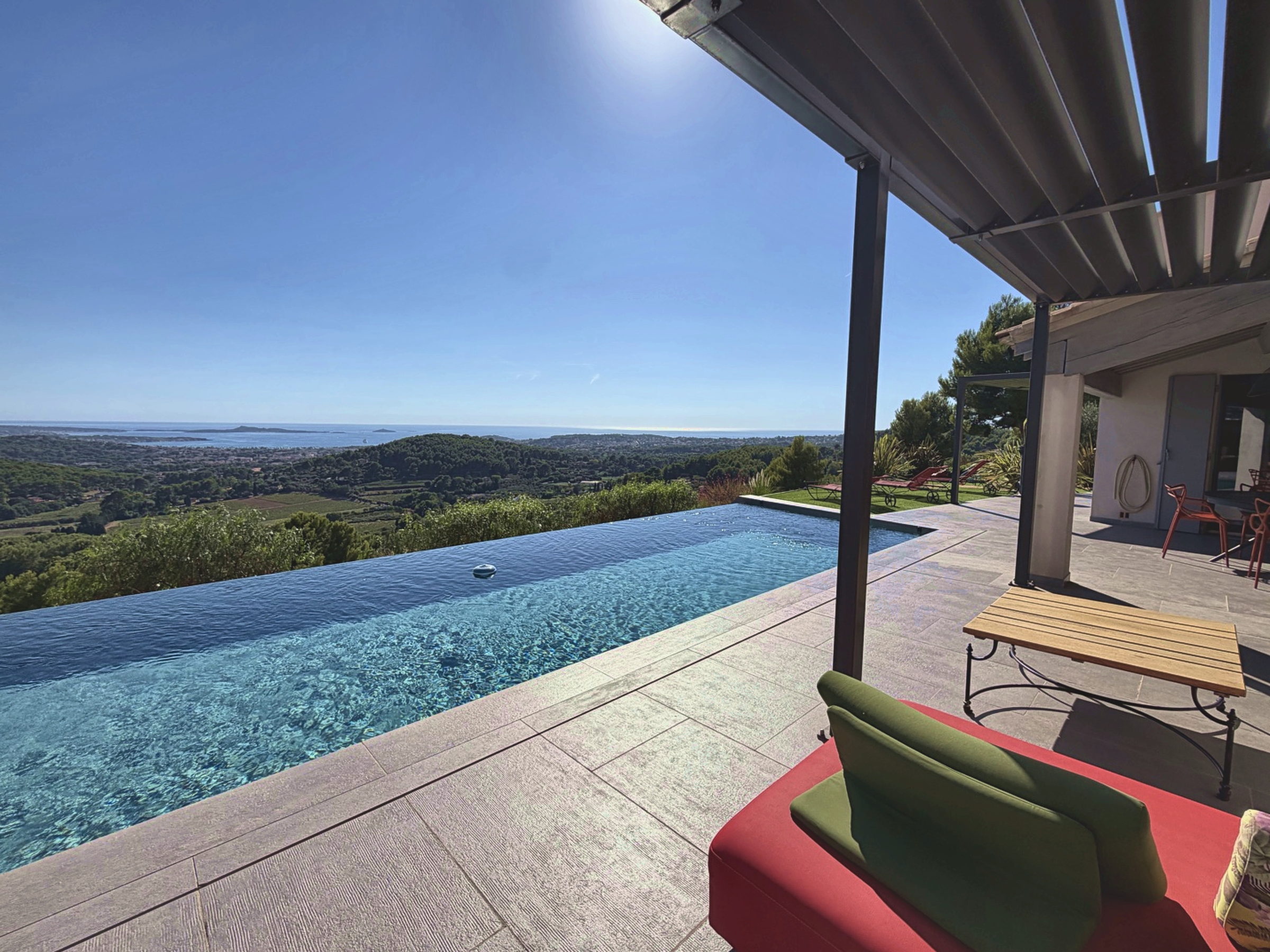 Villa Contemporaine — Vue Mer & Vignes — Ollioules · Proximité de Sanary · Vue mer · Propriété 270 m²