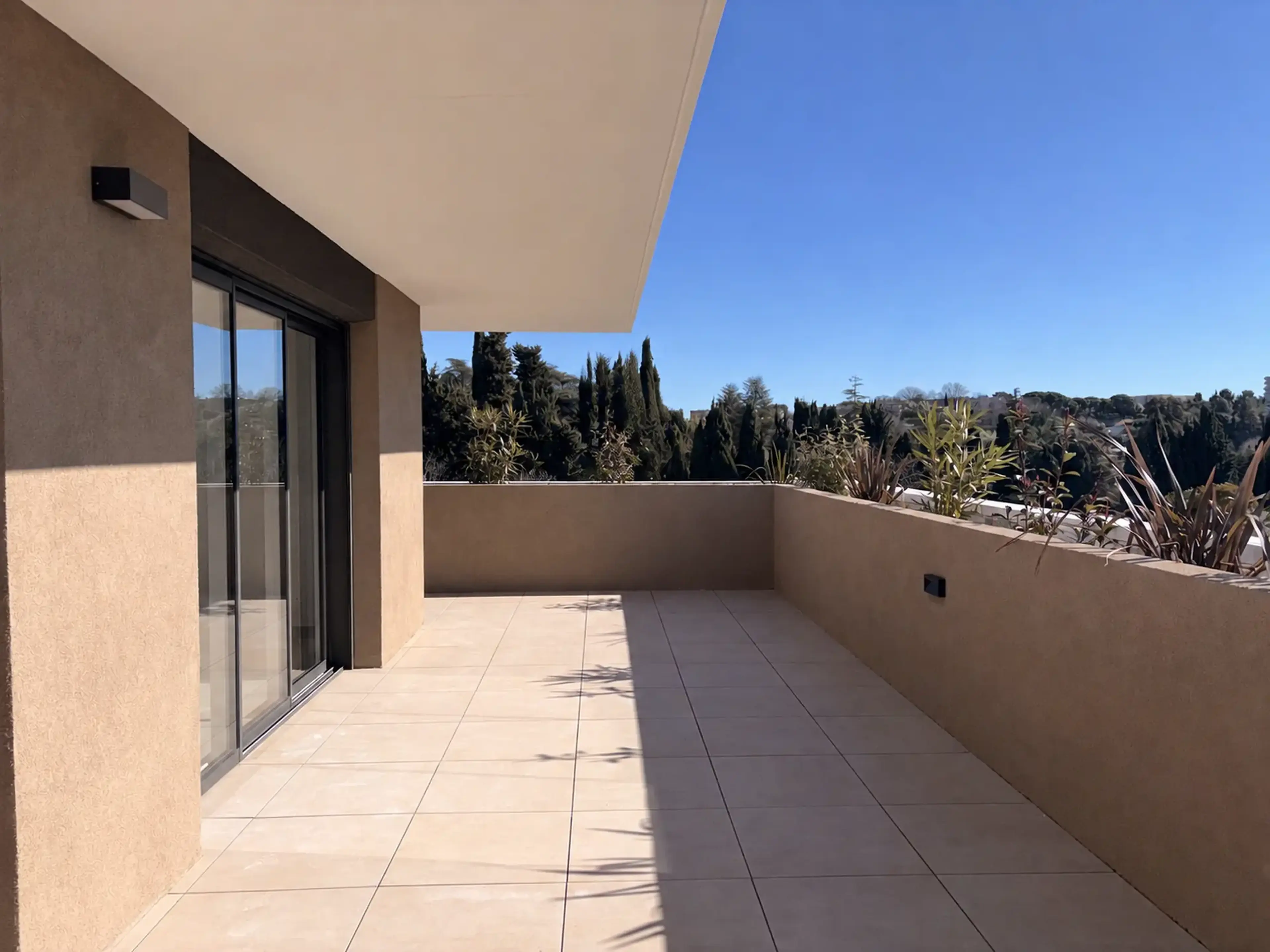Appartement familial ouvert sur l'extérieur — Antibes · Galerie de 11 vues · Terrasse de 54 m² · Trois chambres