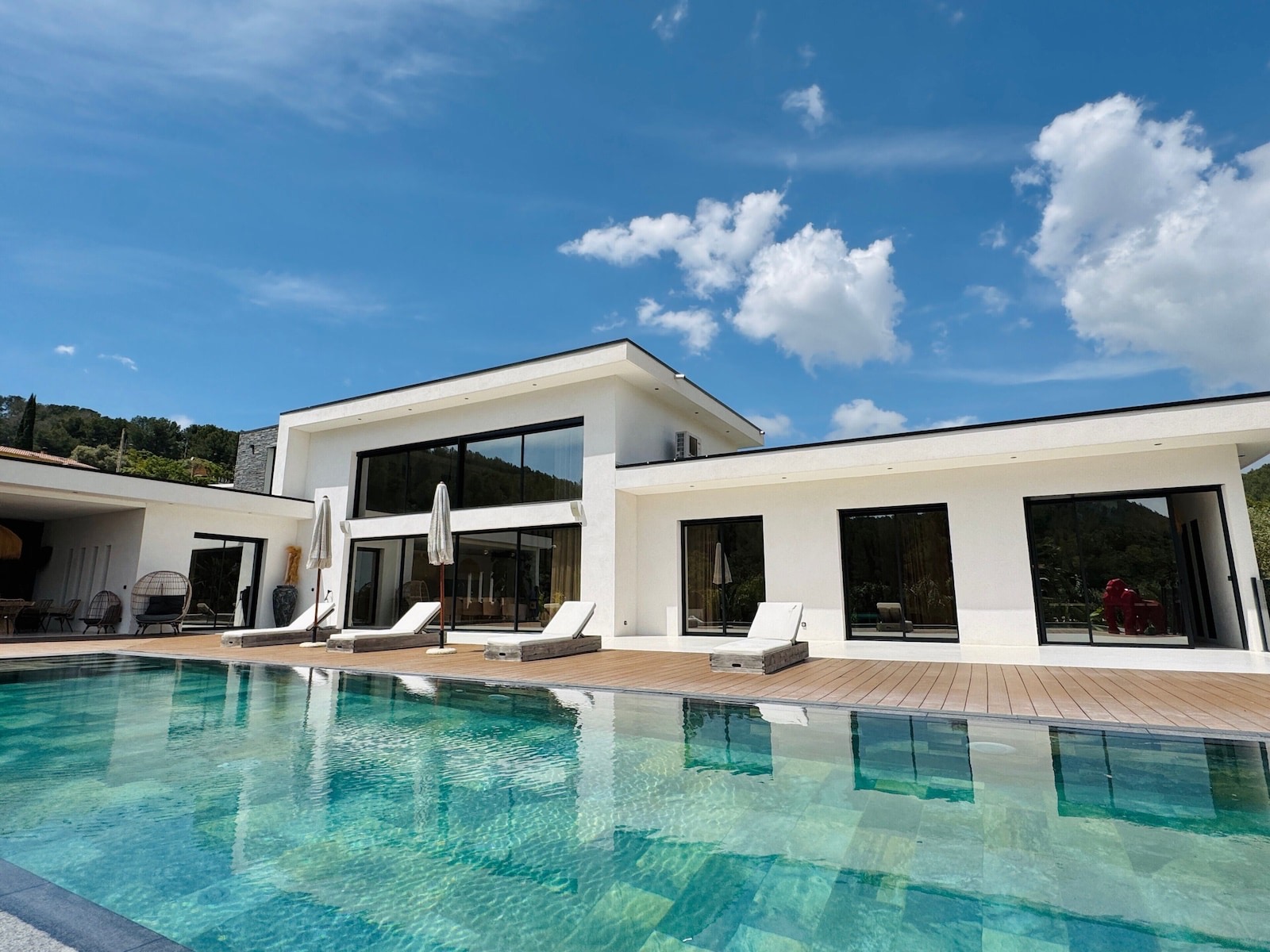 Villa Contemporaine Spectaculaire — Piscine & Jacuzzi — Bandol · Séjour double hauteur · Master suite