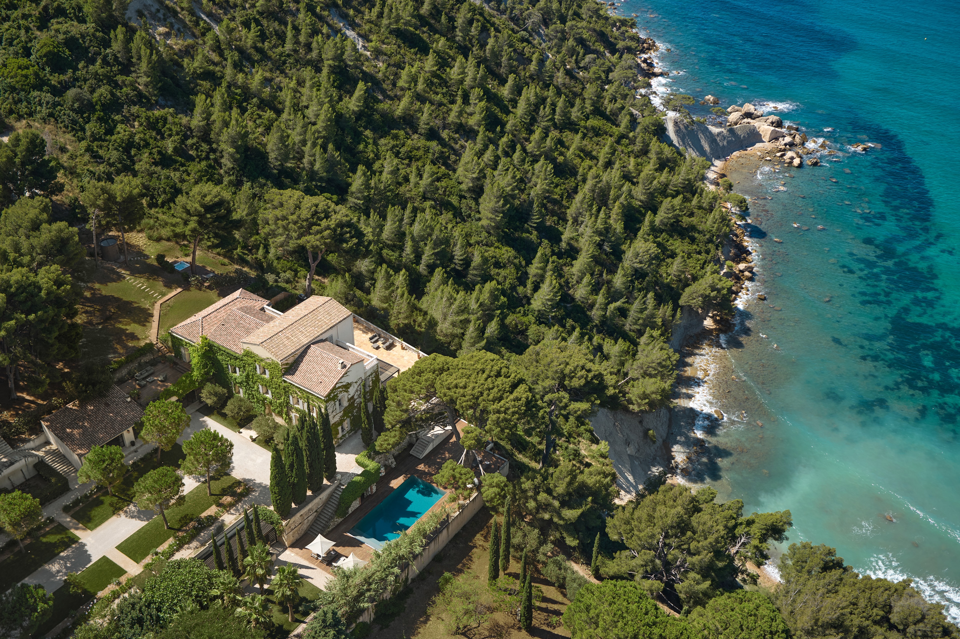 Vue aérienne du Domaine, de sa piscine et du littoral de Cassis