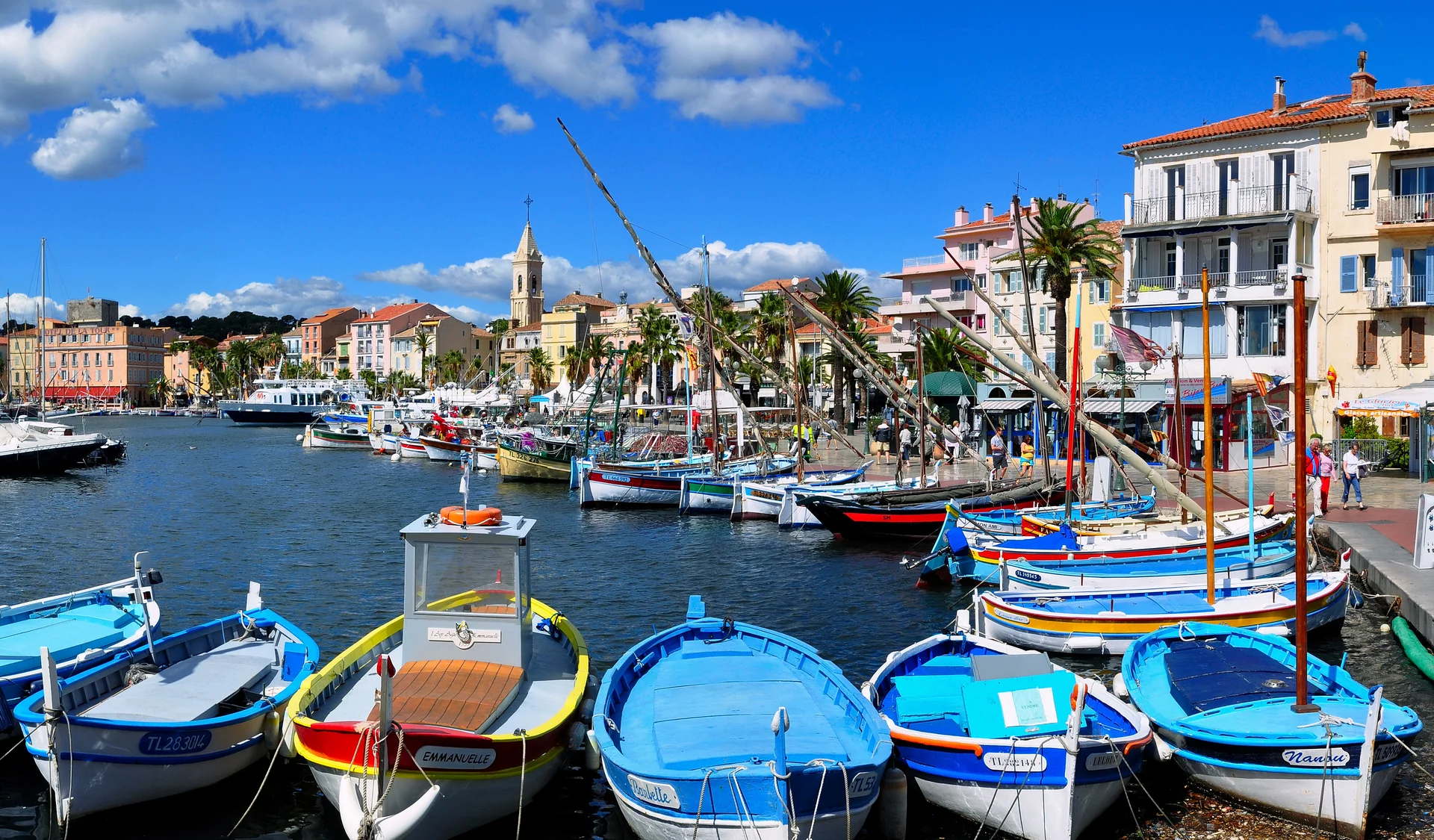 Le port de Sanary-sur-Mer, ses pointus colorés et les façades provençales face à la Méditerranée